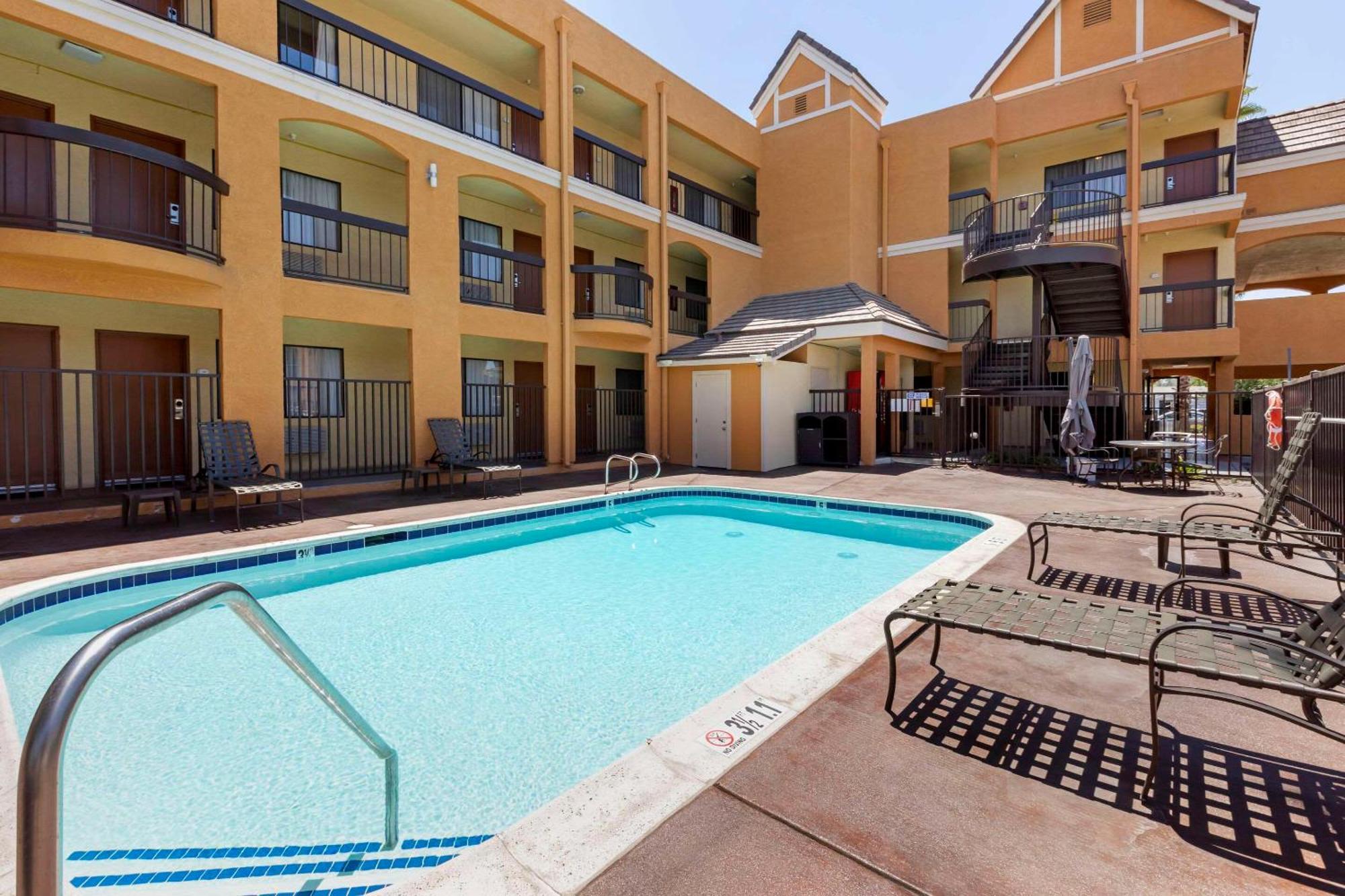 Quality Inn & Suites Westminster Seal Beach Eksteriør billede