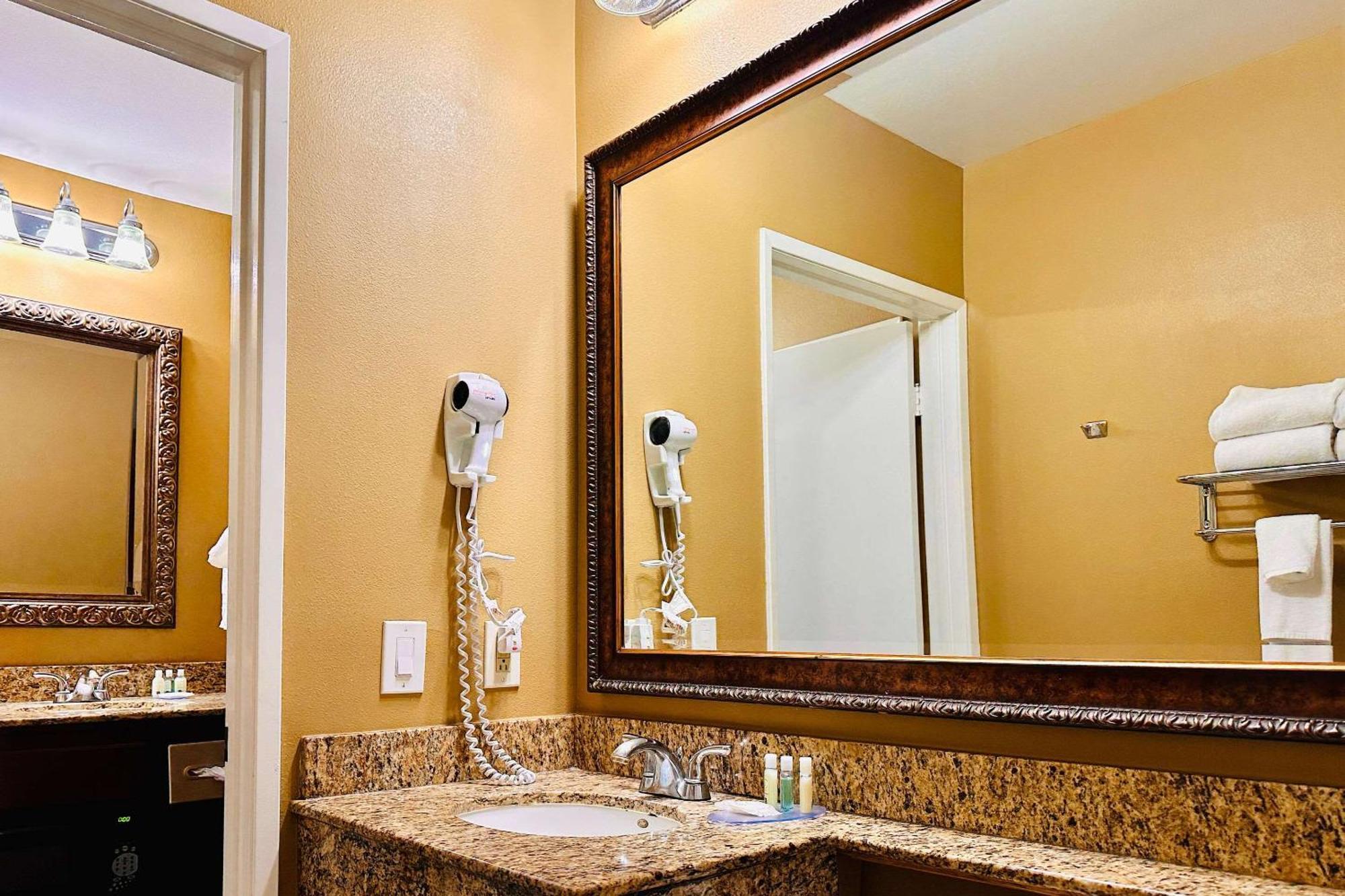Quality Inn & Suites Westminster Seal Beach Eksteriør billede