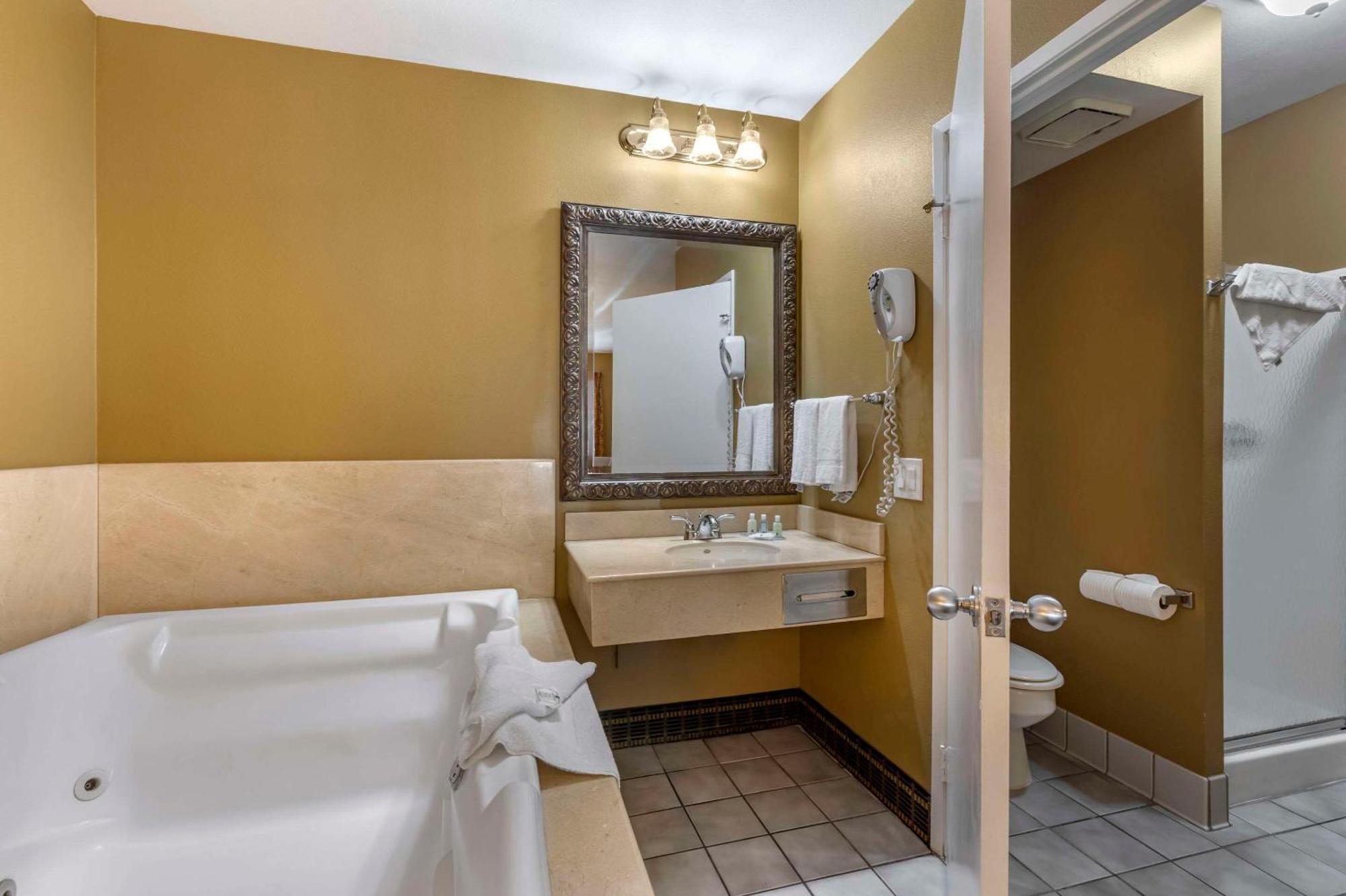 Quality Inn & Suites Westminster Seal Beach Eksteriør billede