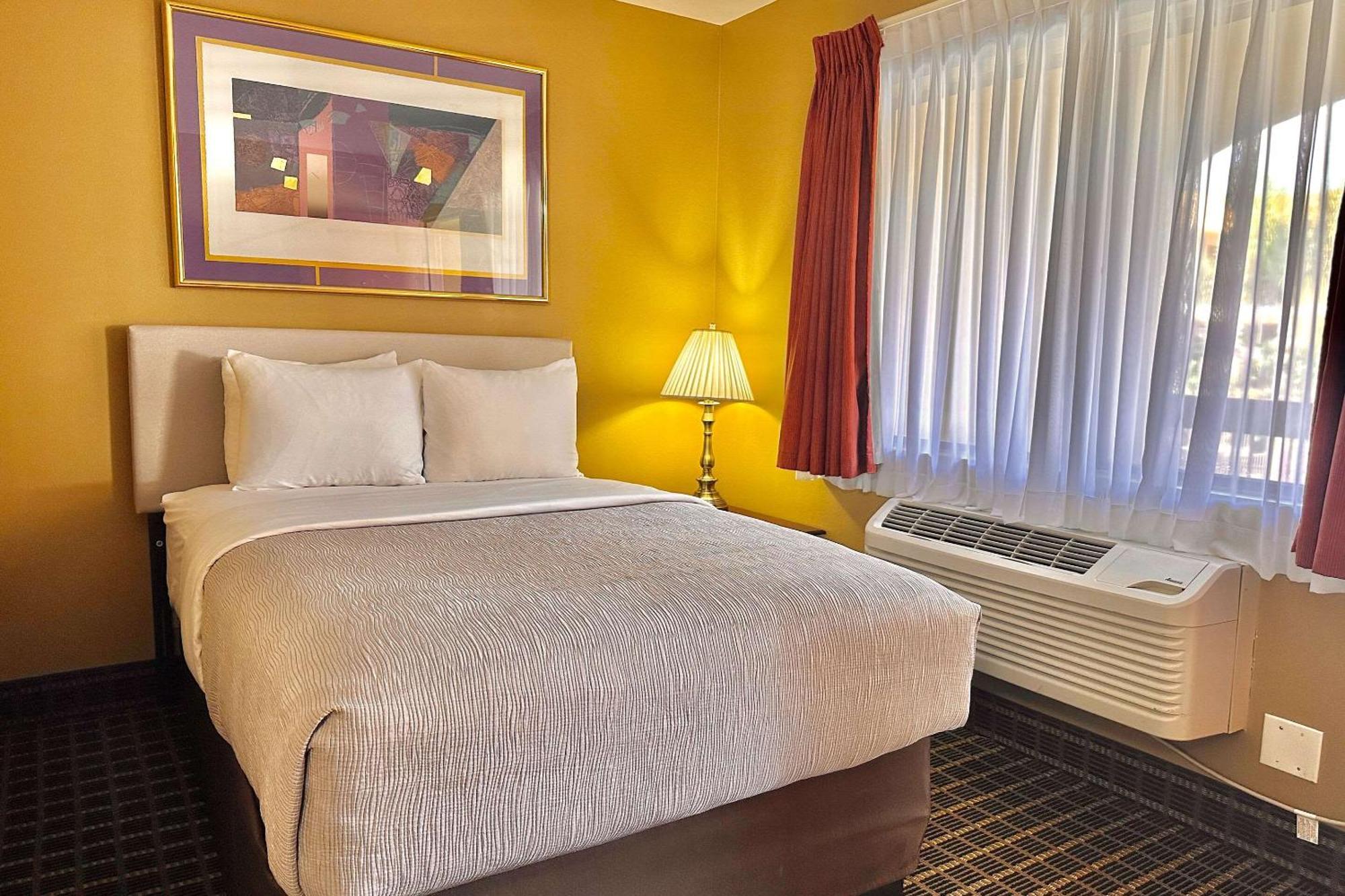 Quality Inn & Suites Westminster Seal Beach Eksteriør billede