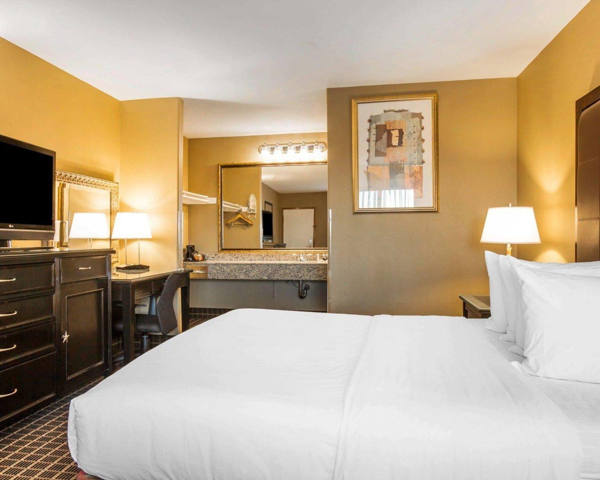 Quality Inn & Suites Westminster Seal Beach Eksteriør billede